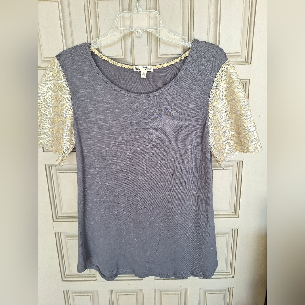 About a Girl Tee SzM Juniors Lacy Gold Short Sleeves W Gray Curved Hem Cute